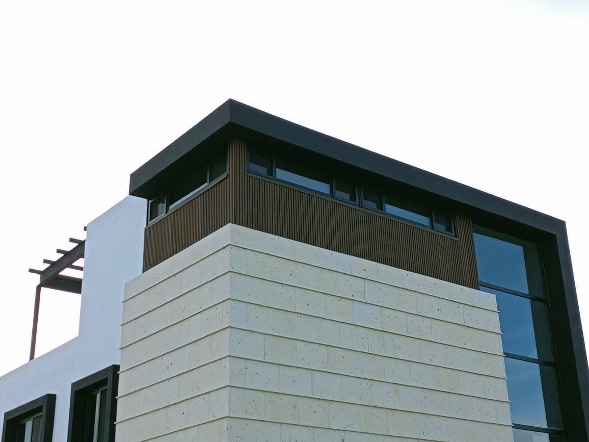 Fachada con lambrín exterior