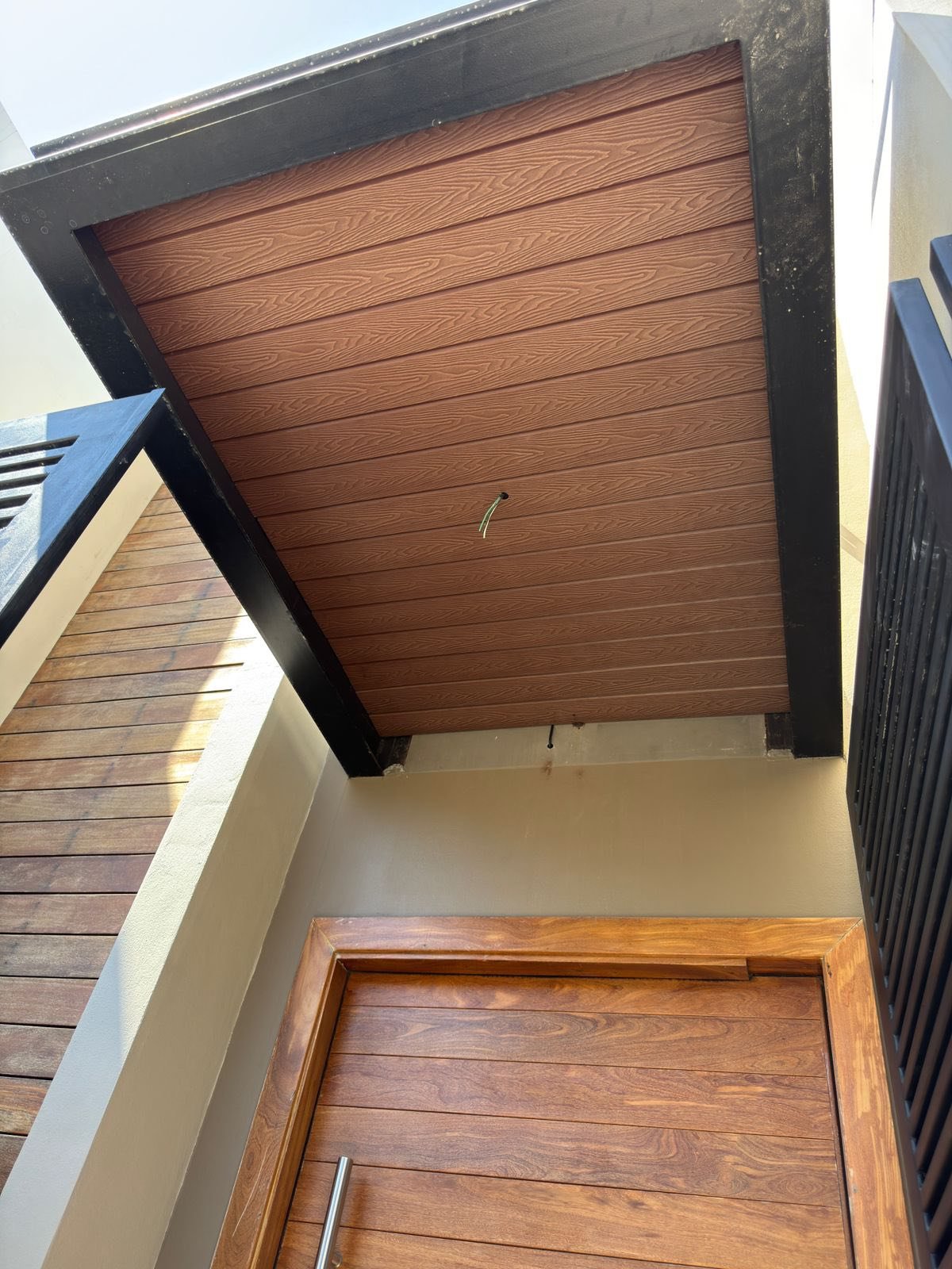 Plafón deck exterior en entrada de casa