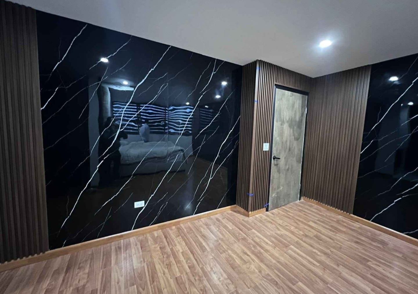 Recámara con placa PVC negra y piso laminado